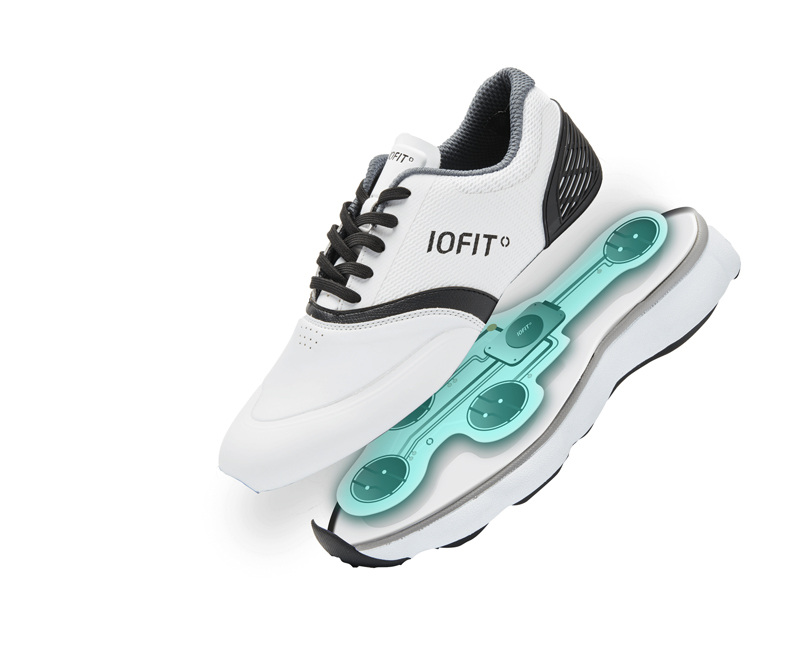 足元でスイング診断　履けばわかるセンサー内蔵シューズの『IOFIT』