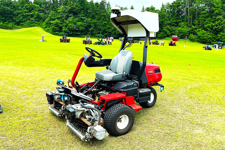 安全性と微細な刈込みができる トロの芝刈り機『グリーンズマスター