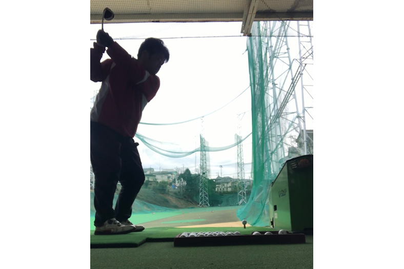 歩かないゴルフ：練習場での「ひたすらスイング」は筋トレになるか？　武蔵野美術大学教授　北徹朗