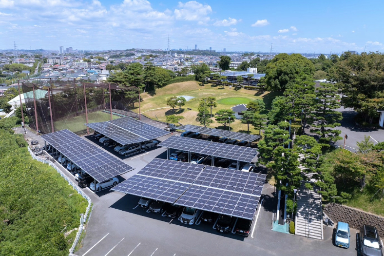 「電気代削減」が「駐車場」に付加価値を生み出した！電気代高騰のリスクに備えながら、駐車場の日除けで利用者メリットを生んだ磯子カンツリークラブの『しろくまカーポート』導入判断とは。